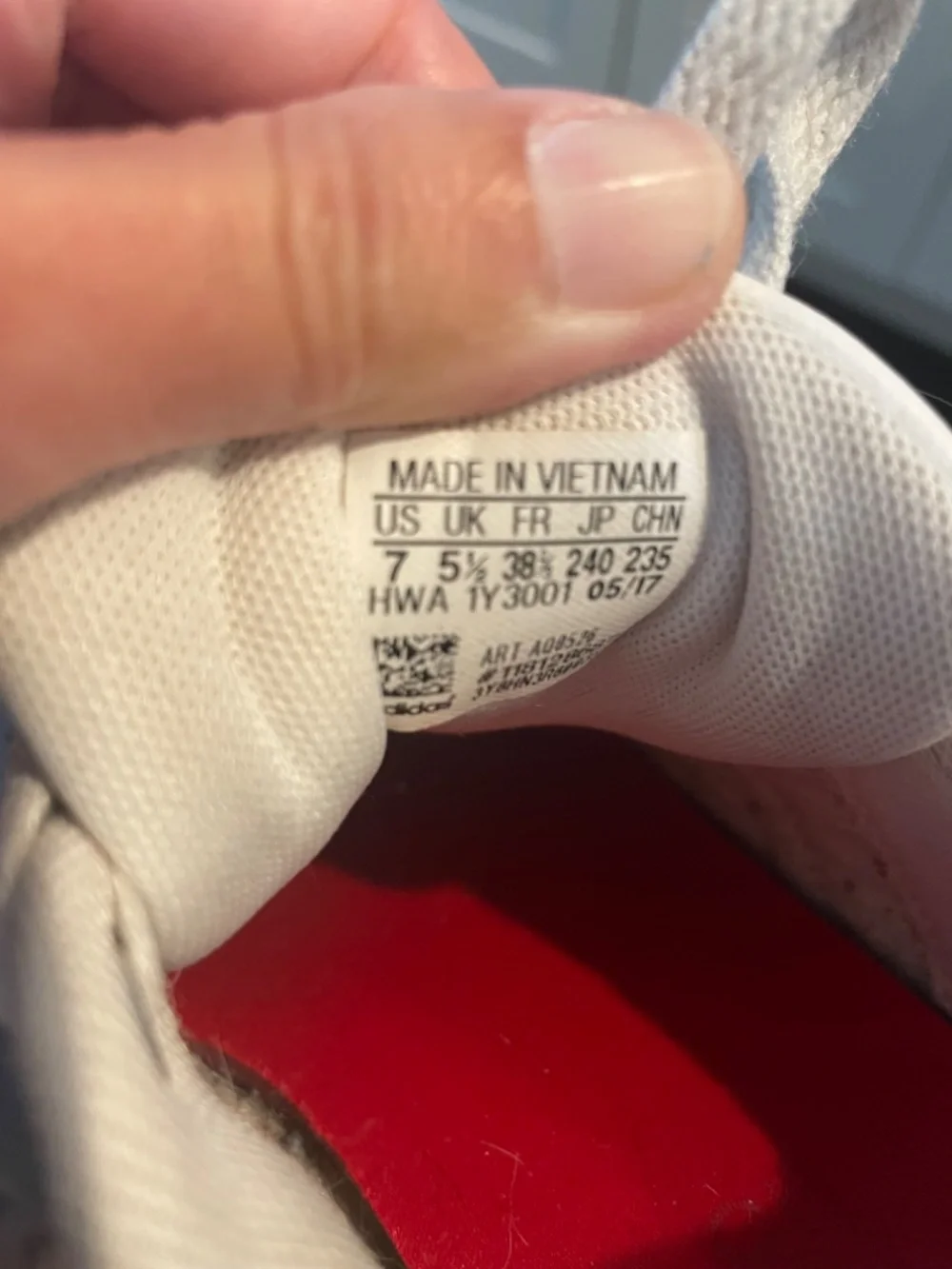 adidas minor visible